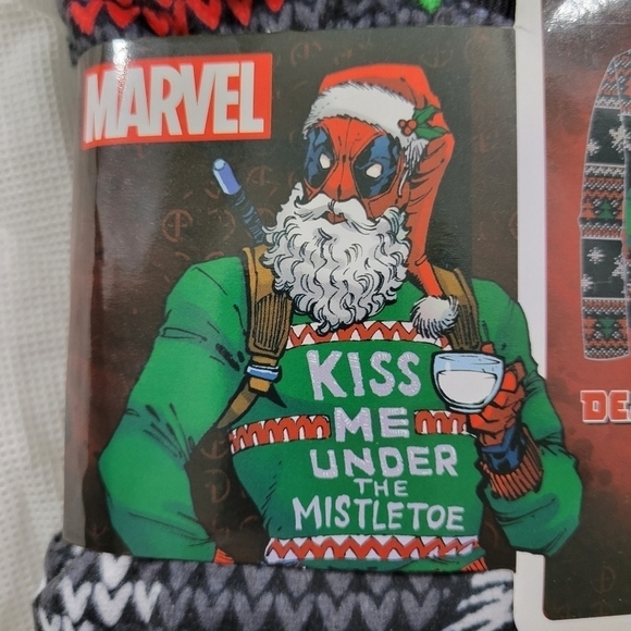 Mens Marvel Black Kiss Me Under The Mistletoe Deadpool 2-PC Pajama Set L - Picture 5 of 13